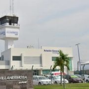 Hombre muere en pleno vuelo a Villahermosa