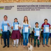 Gran impulso a la educación: Cecilia Patrón realiza entrega de becas en Mérida