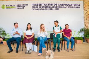 La alcaldesa de Mérida, Cecilia Patrón realiza entrega de becas a 4,200 estudiantes de educación básica, impulsando la justicia social a través del apoyo educativo.