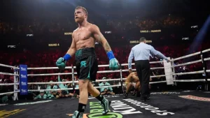 En la ceremonia de pesaje, Canelo registró un peso de 166.75 lbs.