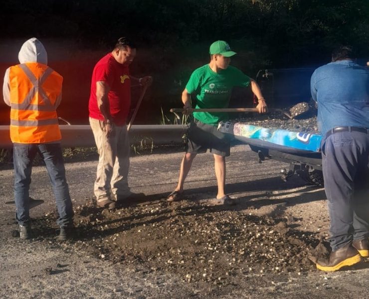 Emprendedores bachean carretera de Atasta