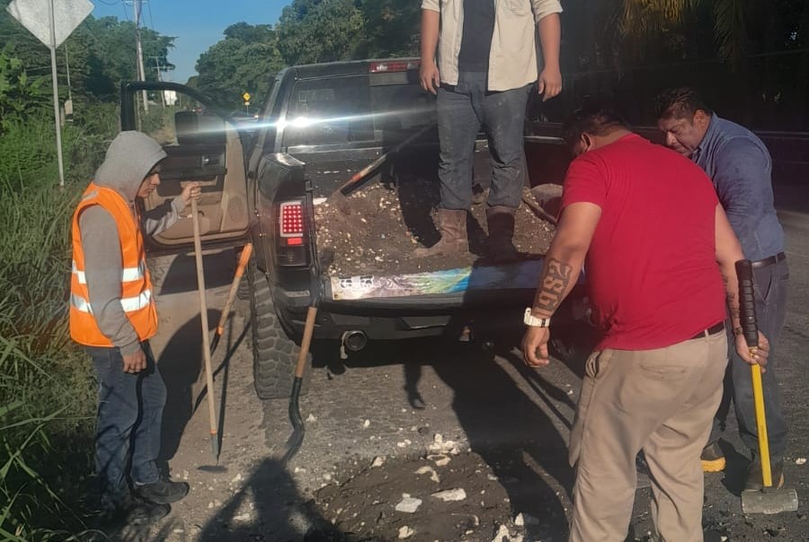 Emprendedores bachean carretera de Atasta