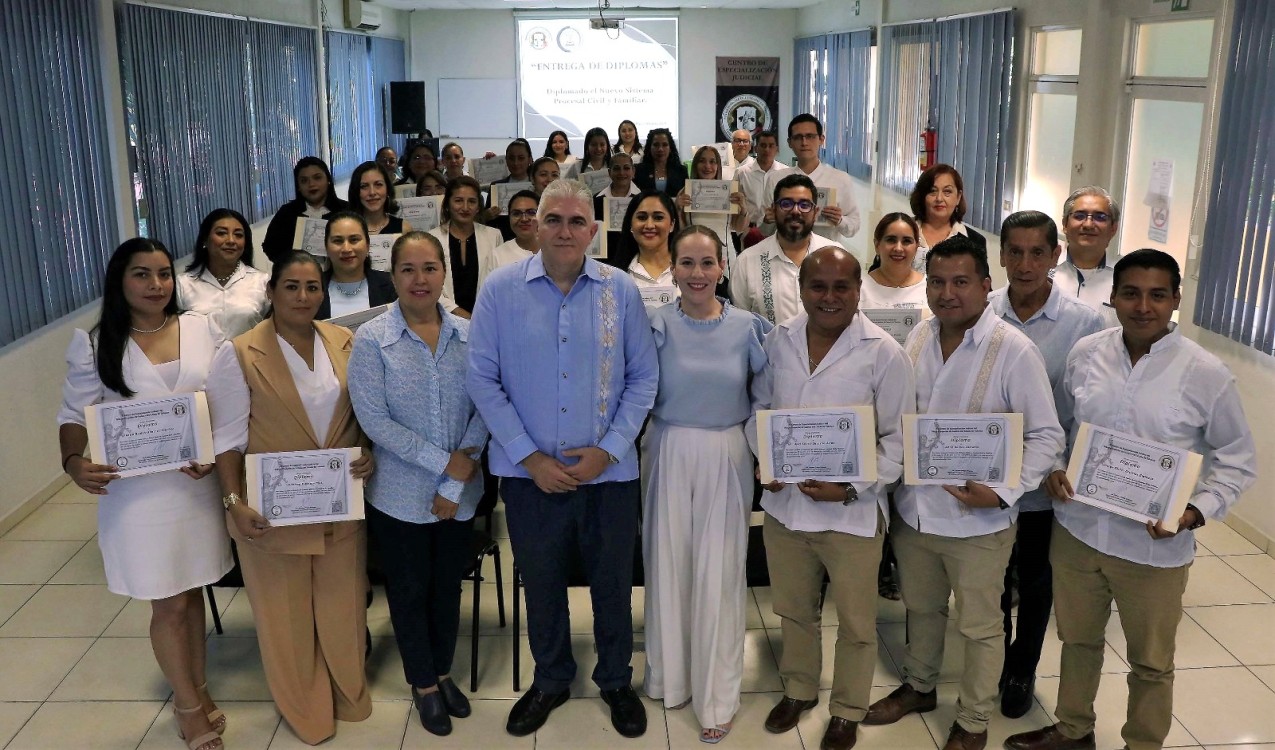 Entregan constancias a egresados del Diplomado Nuevo Sistema Procesal Civil y Familiar