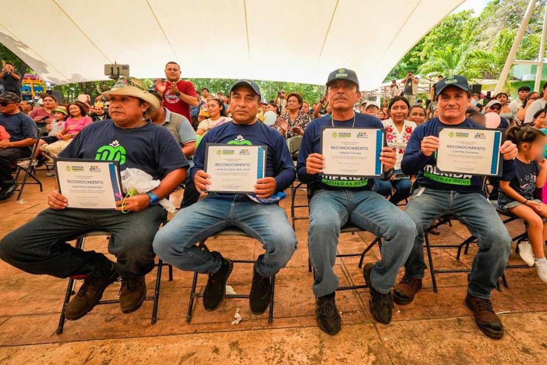 Entregan reconocimiento a trabajadores
