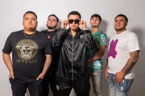 El grupo de música regional mexicana, Fuerza Regida, acompañará al Canelo Álvarez en su salida al cuadrilátero.