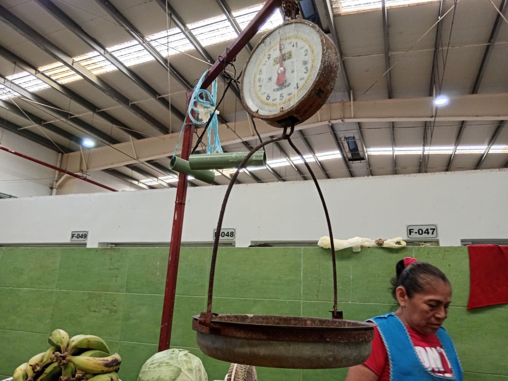 Roban cajas de verduras en el mercado AFA