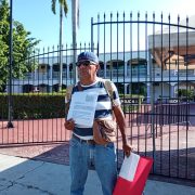 Se manifiesta discapacitado en la puerta de la Casa de Justicia