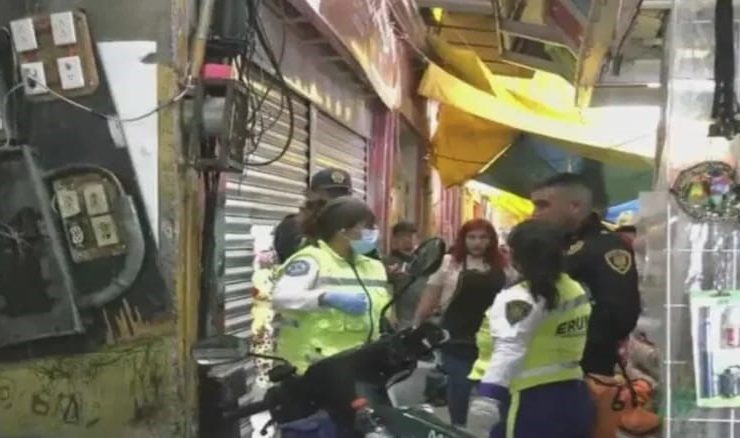 ¡Impactante! Joven embarazada muere tras caída de decenas de láminas de PVC