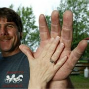 ¡El Asombroso Manotas! ¡Conoce su increíble historia!