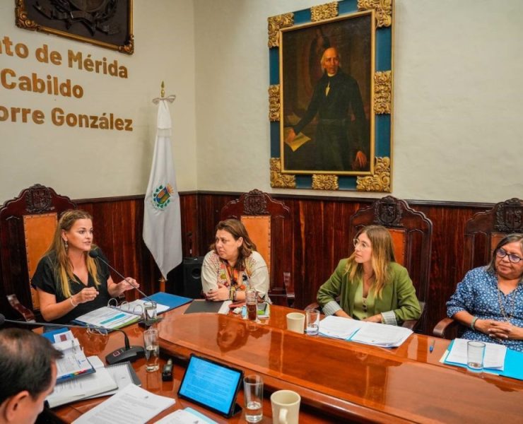 Oradora invitada del Cabildo la Dra. Celia Rosado Avilés con motivo del 214 aniversario del Inicio de la Independencia