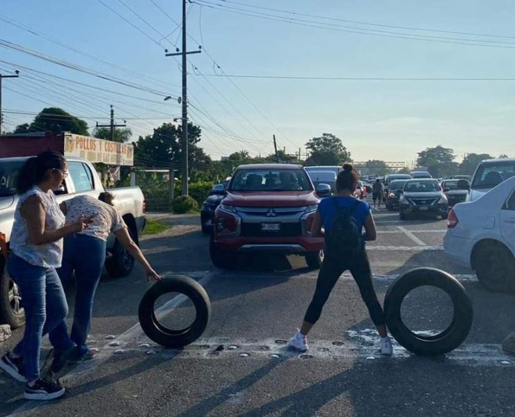 Otro bloqueo en carretera Villahermosa-Frontera causa caos y afecta a miles