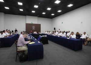 En el marco de la Quinta mesa de Comisión de Transición, en el Gobierno del Estado de Yucatán, los representantes de las dependencias correspondientes del Gobierno estatal saliente detallaron la información sobre las principales obras públicas y proyectos de infraestructura que se encuentran en proceso