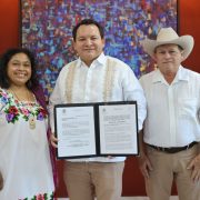 Recibe Huacho Díaz Mena Bando Solemne ¡Un paso decisivo hacia la transformación de Yucatán
