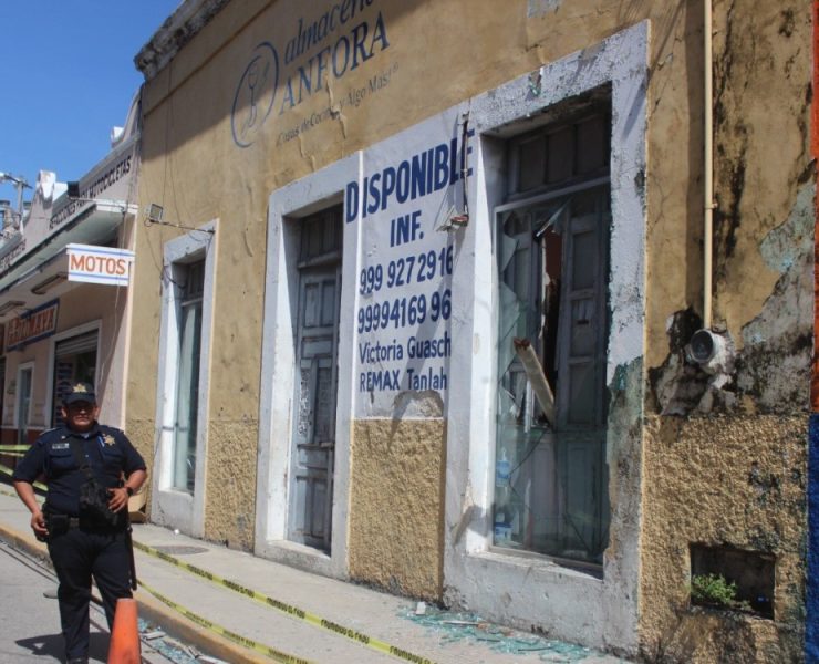 Gran susto se llevaron vecinos edificio viejo en Mérida se derrumba