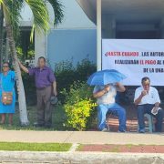 Jubilados de la Unacar se plantan frente a la Casa de Visitas