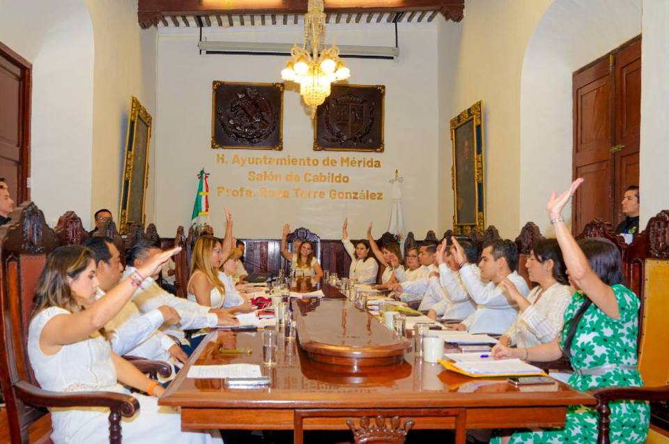 Sesión extraordinaria de Cabildo se aprueba el nuevo organigrama del Ayuntamiento de Mérida.