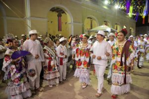 Acompañado de su esposa, la maestra Wendy Méndez Naal, firme en sus convicciones y congruente con ellas, en ambos municipios convivió con el pueblo, bailando al alegre ritmo de las jaranas y disfrutando de los festejos que lucieron llenos de colorido y de la alegría que caracterizan nuestras tradicionales fiestas.