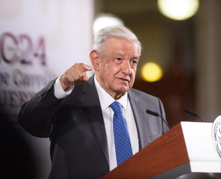 Reflexiona AMLO sobre la extinción del PRD y advierte a Morena sobre los riesgos de perder contacto con la ciudadanía