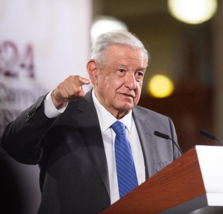 Reflexiona AMLO sobre la extinción del PRD y advierte a Morena sobre los riesgos de perder contacto con la ciudadanía
