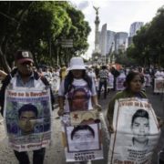 Vandalismo opaca manifestación pacífica por los 43 de Ayotzinapa en Ciudad de México