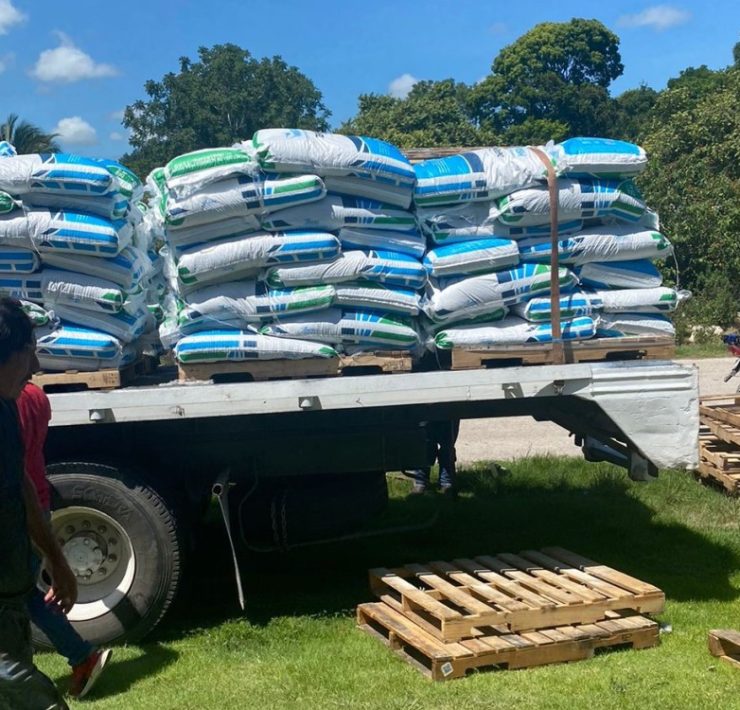 Productores de mojarras reciben 33 toneladas de alimentos