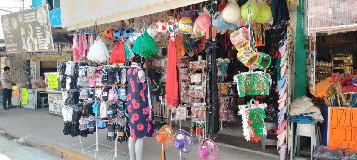 Comerciantes de artículos alusivos al mes patrio reportan pocas ventas