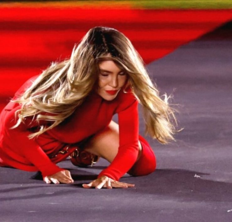Impactante caída de Belinda en París: ¡No creerás quién la ayudó!
