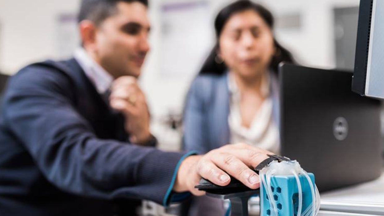 ¿Cómo Funciona el Dispositivo para Tomarse las Manos a Distancia?