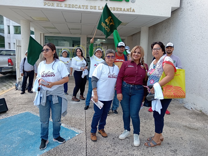 En la parte posterior de la candidata se pueden apreciar gente de Aldana con actos provocativos