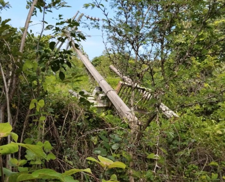 Vientos de Milton derriban dos postes de energía eléctrica en Jobal