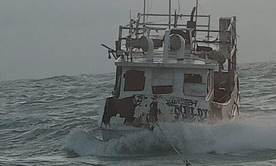 ¡Rescatan a pescadores extraviados por Milton en Yucatán!
