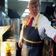 Donald Trump trabajó en McDonald's para desmentir a Kamala