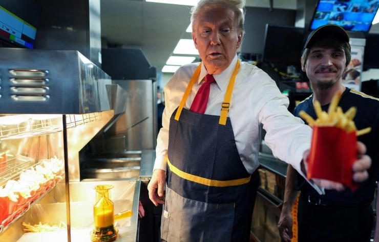 Donald Trump trabajó en McDonald's para desmentir a Kamala