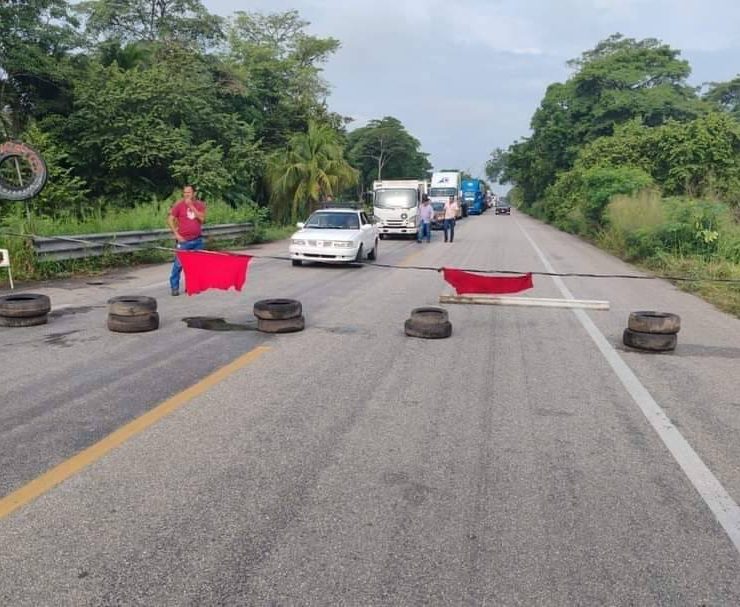 Atastecos bloquearon la carretera federal