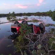 Auto cae a la Ciénega de Chicxulub Puerto evitó atropellar a un perro