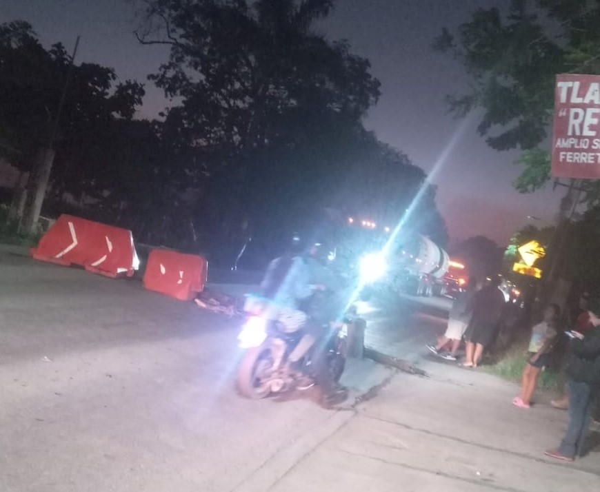 Amenaza cumplida de atastecos bloquean carretera federal