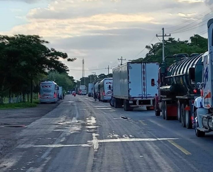 Atastecos abren un carril de la carretera
