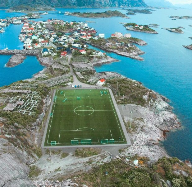 Cancha de Fútbol en una Pequeña Isla