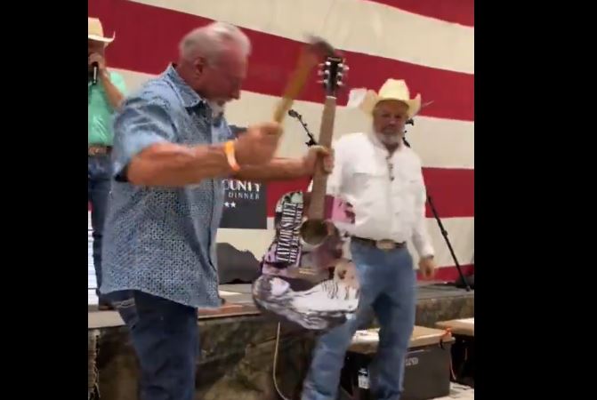 Hombre destruye guitarra de Taylor Swift: La indignación en redes