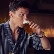 ¡Increíble! Tom Holland lanzó al mercado su cerveza "Bero"