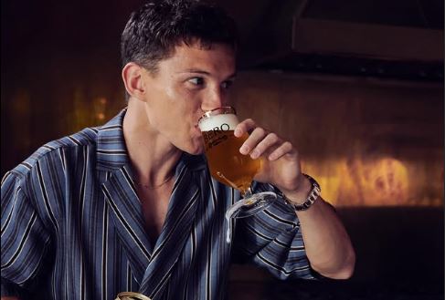 ¡Increíble! Tom Holland lanzó al mercado su cerveza "Bero"