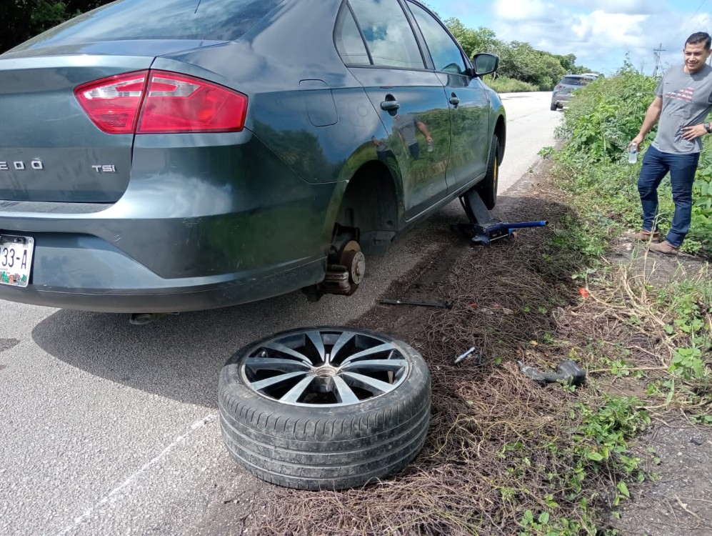 Hoyancos en la carretera de Atasta ponen en peligro a automovilistas