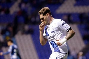 El delantero uruguayo, Emiliano Gómez, le dio el triunfo al Puebla esta noche, frente a las Chivas.