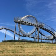 Escalera Curva que Parece Montaña Rusa: