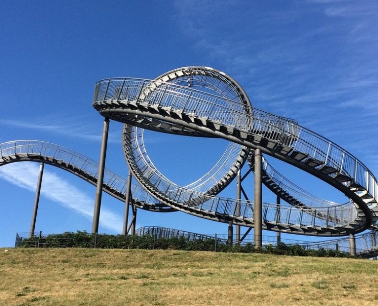 Escalera Curva que Parece Montaña Rusa: