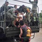 Ejército y Guardia Nacional rescatan a pobladores