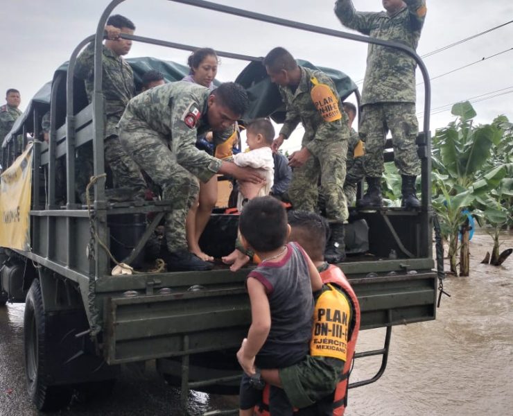 Ejército y Guardia Nacional rescatan a pobladores