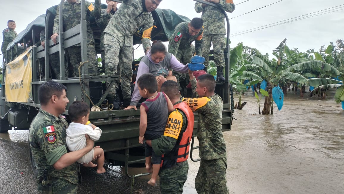 Ejército y Guardia Nacional rescatan a pobladores ante la emergencia meteorológica