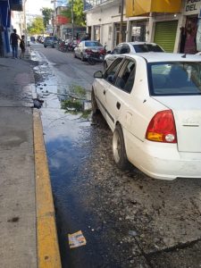 Para que usted vea que esto no es una casualidad, a unos metros de la anteriores y casi frente a las electrónicas, aquí también hay otro desperfecto en la vialidad.