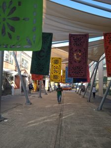 : Finalmente tenemos en la cuarta posición lo agradable de este terrible tramo de la calle Sánchez Mármol, que es este corredor cultural donde hay muestras artesanales y tradicionales. Bonito lugar para las selfies y vídeos de la chamacada estudiantil.